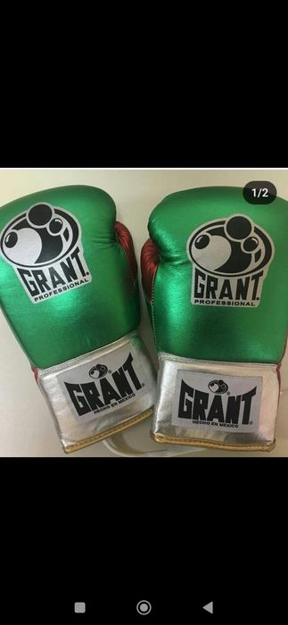 Боксерские перчатки на шнурках.