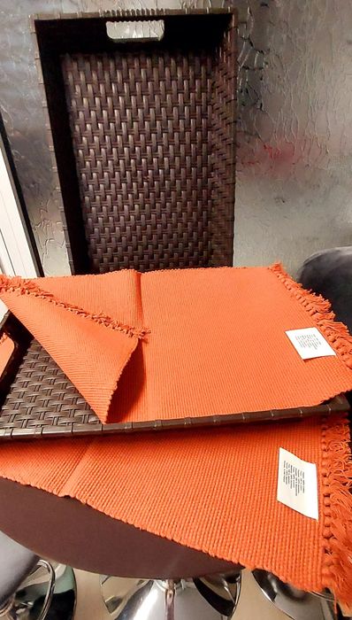 Fețe rotunde elastice pentru masă, tăvi ratan și șervete