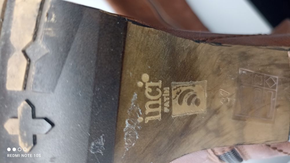 Продам кожаные сапоги 10000