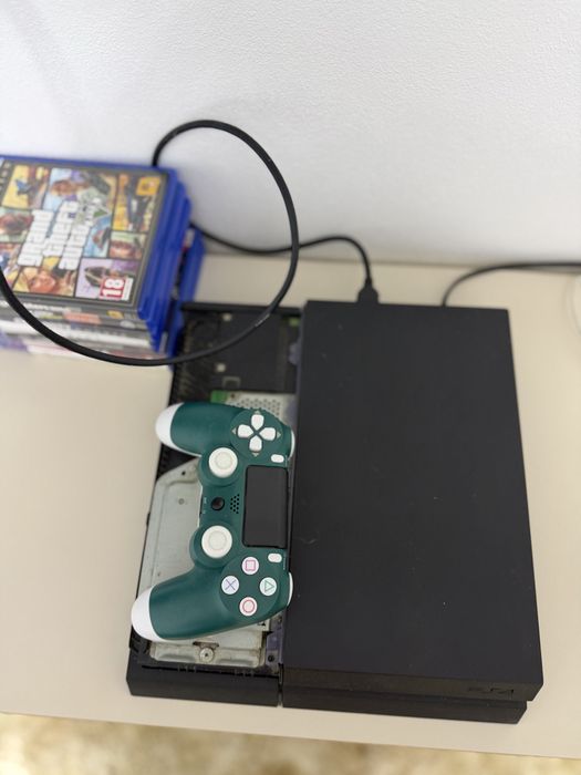 PS4 500GB stare perfecta de functionare, vine impreuna cu 8 jocuri, controller  si cabluri !