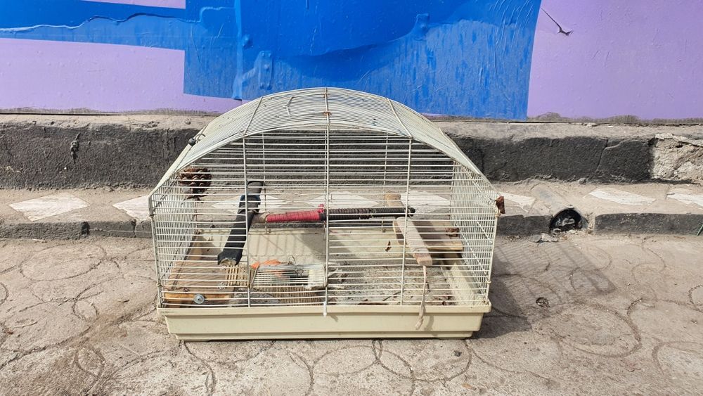 Продам срочно  клетку.