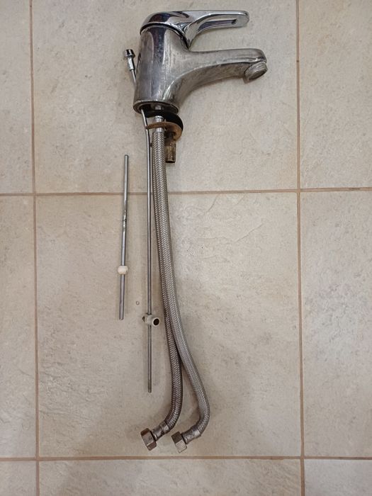 Два броя смесители за баня