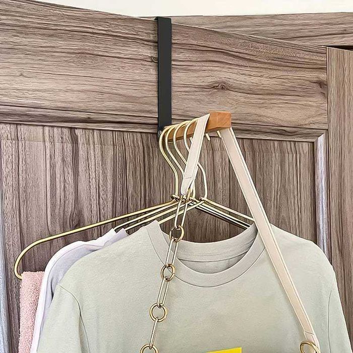 Сгъваема поставка за закачалки над врата