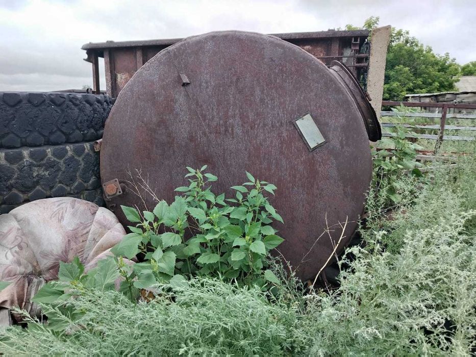 Продается емкость чистая, сухая не гнилая