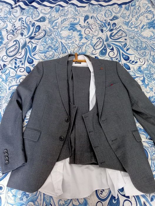 Продам костюм тройка