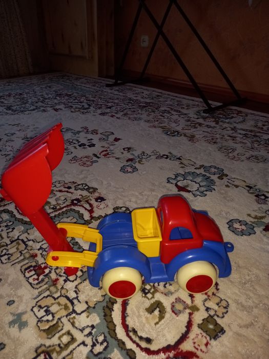 Продам игрушку машину