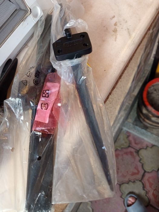 Vând suporți de televizor