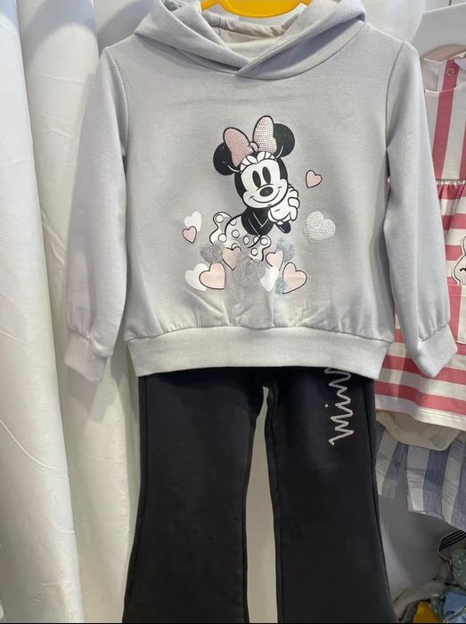 Двойка для девочек,  свитшот и брюки от Disney.