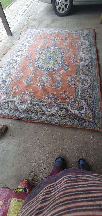 Covor din lână în stare foarte bună.