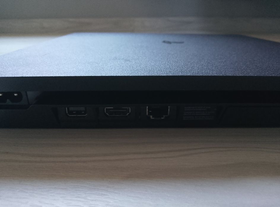 Уникална Playstation 4 Slim
