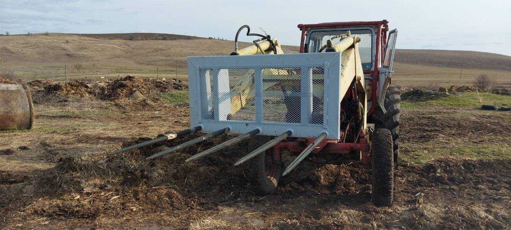 Вилица за бали с окачване за челен товарач.