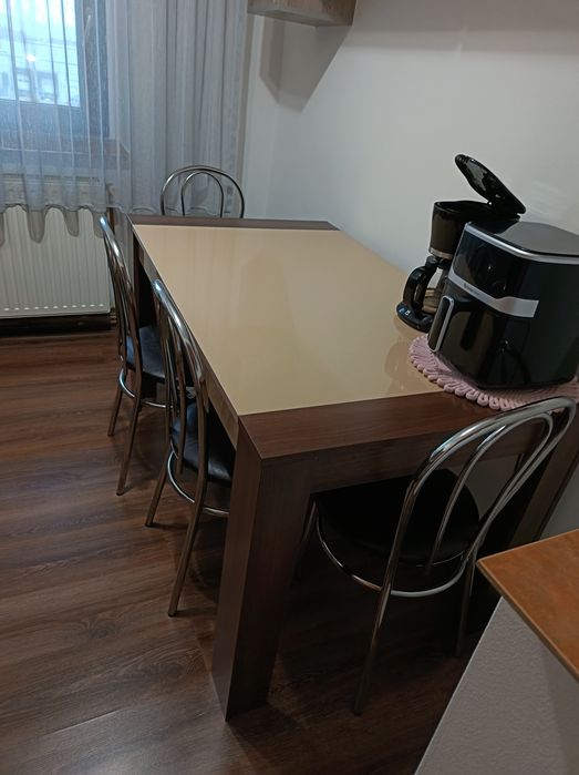 Masa de bucătărie cu scaune, dimensiune 1,40x80 pret 600ron, stare impecabila