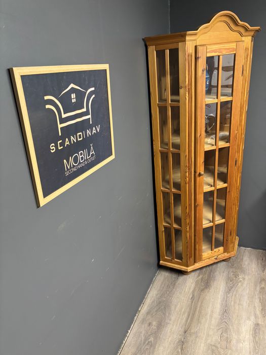 Vitrina rășinoase de colț