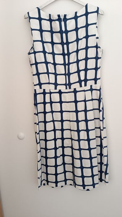 Елегантна рокля до коляно