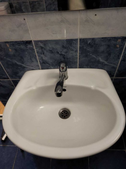 Продавам комплект мивка за баня с батерия