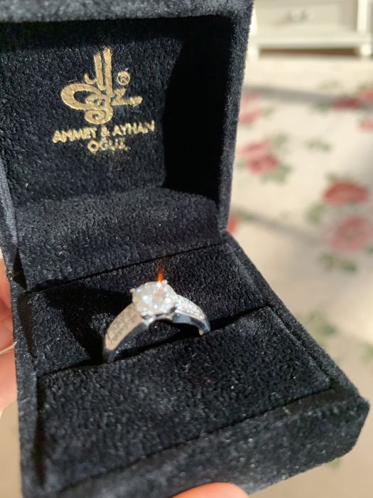 Золотые изделия с камнями