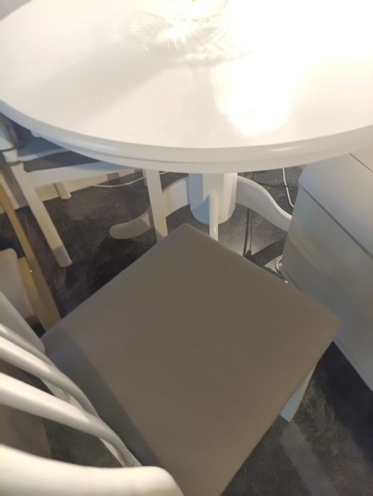 Superoferta!! Masa Mobexpert alba ca nouă cu 2 scaune