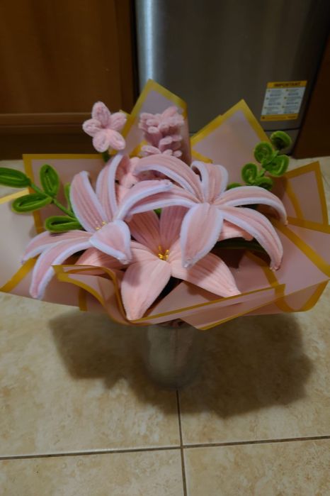 Букет с цветя от мъхеста тел