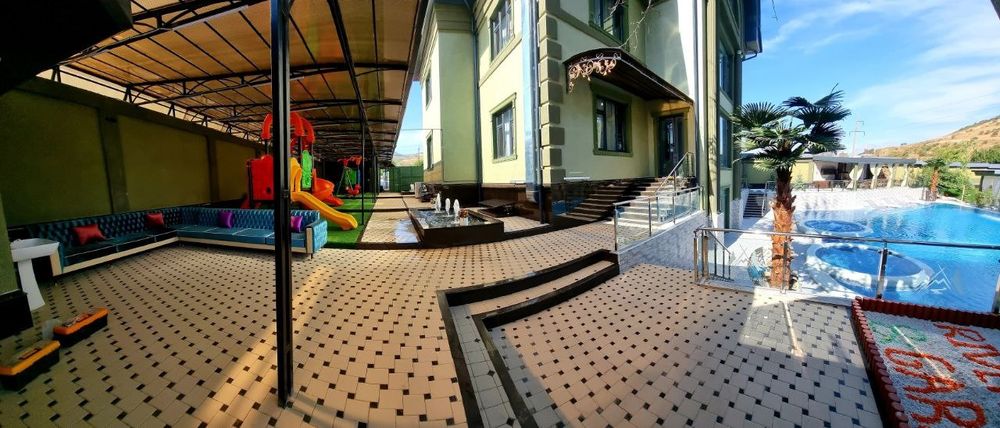 Ривер Гарден с видом на горы на 40 человек