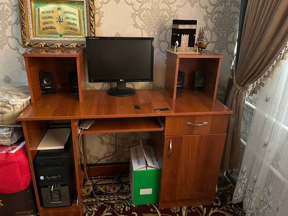 Компьютер ва столи сотилади