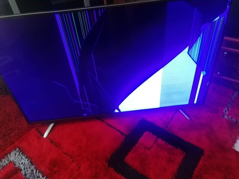 Televizor Hisense cu ecranul spart (pentru piese)