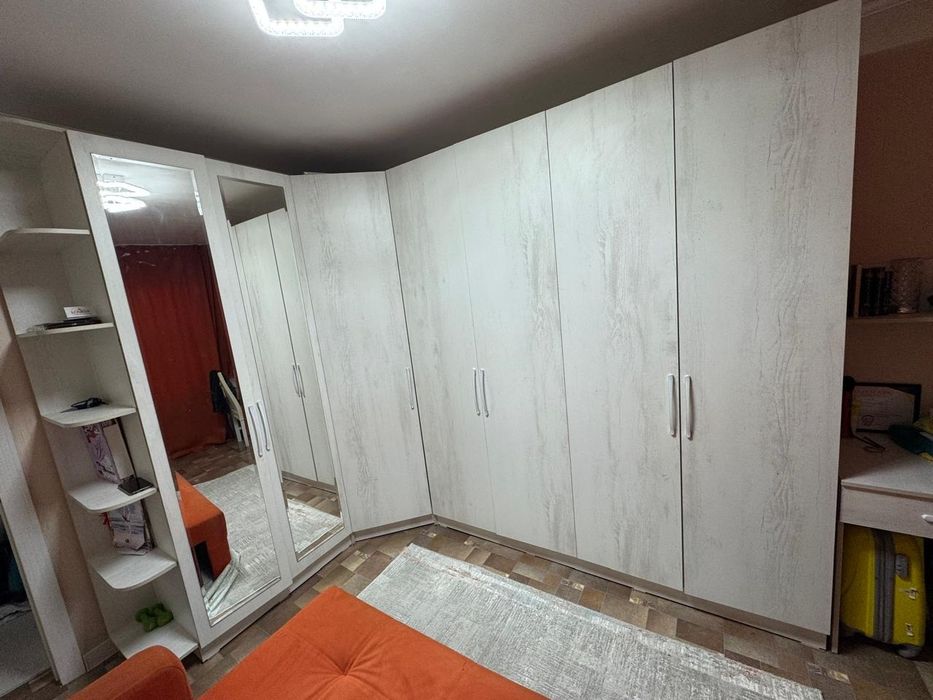 Угловой вместительный шкаф