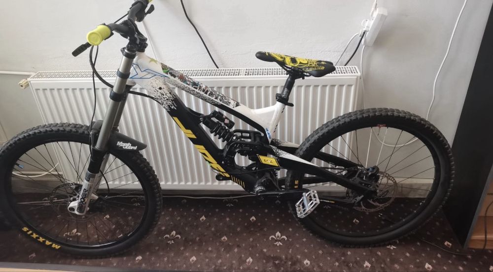 Bicicleta Downhill/Freeride YT Tues