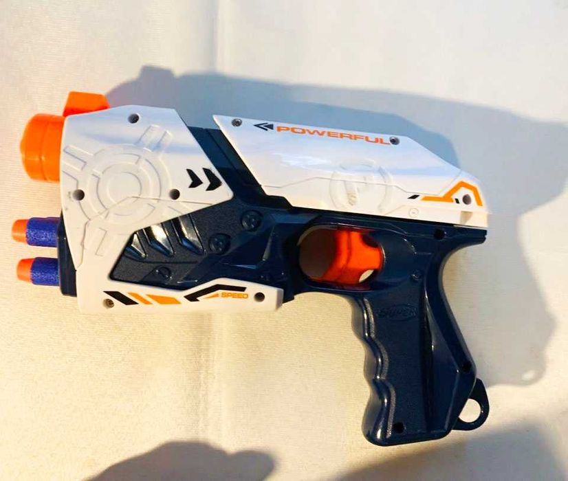 Продам игрушечный пистолет nerf с отверстием для ремешка