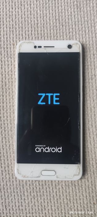 Продавам ZTE Blade V8 смартфон