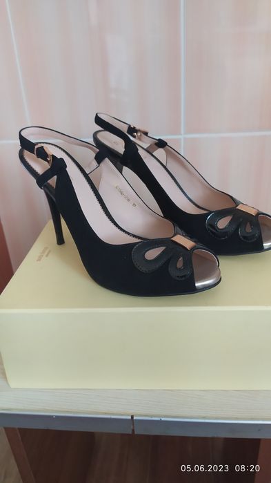 Женские босоножки