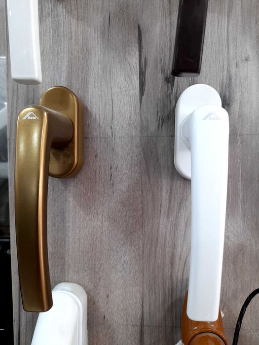 Akfa petlyalarni va ruchkalarni singan oynalarni almashtiramiz