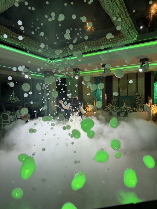 Baloane de fum albe dansul mirilor