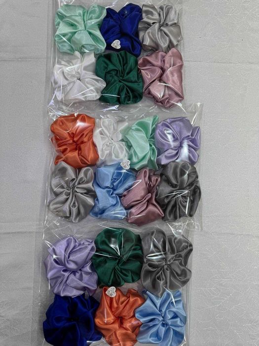 Ръчно изработени скрънчита от сатенени платове