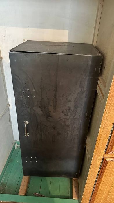 Продаётся   сейф.