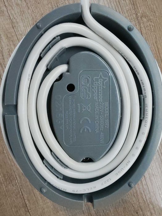 Продавам в добро състояние Ел. нагревател за шишета и бурканчето