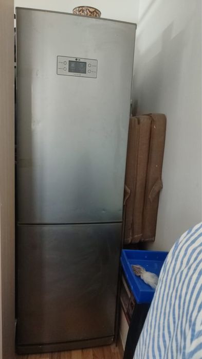 Холодильник серого цвета LG