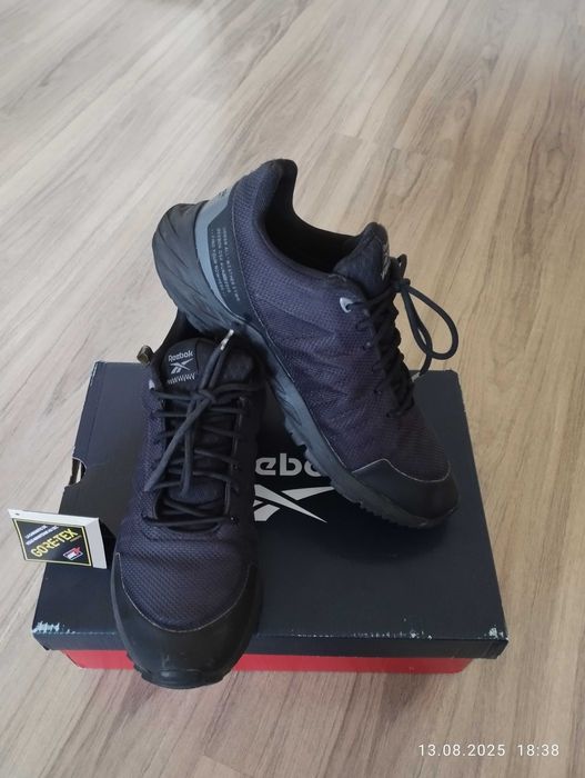 Продавам мъжки туристически обувки Reebok с Gore-tex мембрана.41 номер