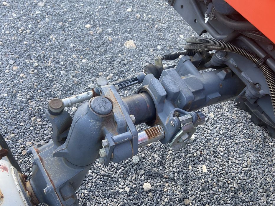 Tractor japonez Kubota dedicat pentru stropit