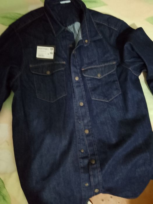 Продается джинсовая рубашка новая.