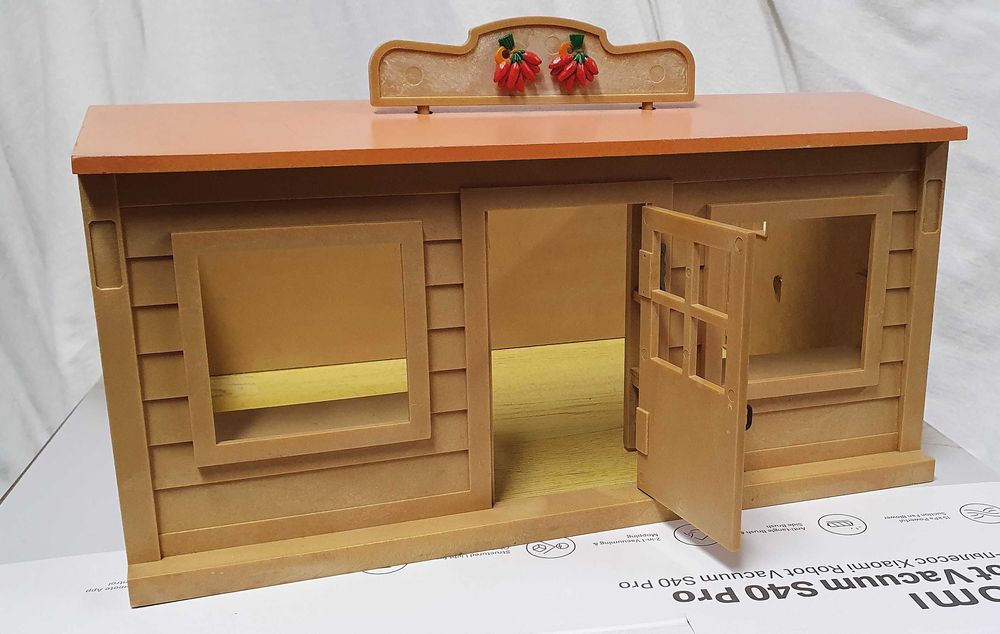 Дървена къща за кукли