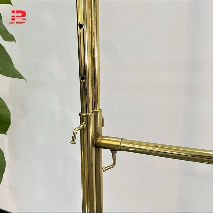 Вешалка для одежды с роликами.