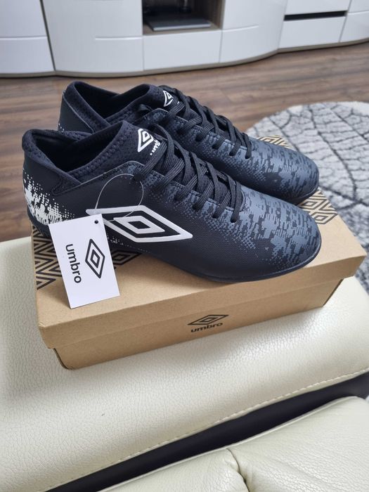Vand adidași Umbro baieti noi nr.40 pentru teren sintetic