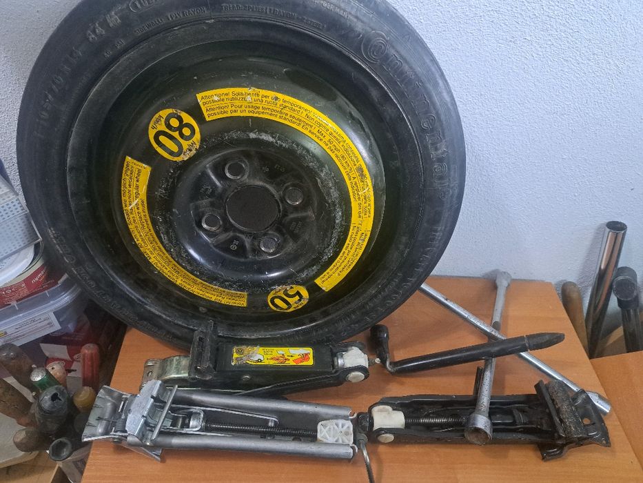 Резервни гуми с крикове ключ кука