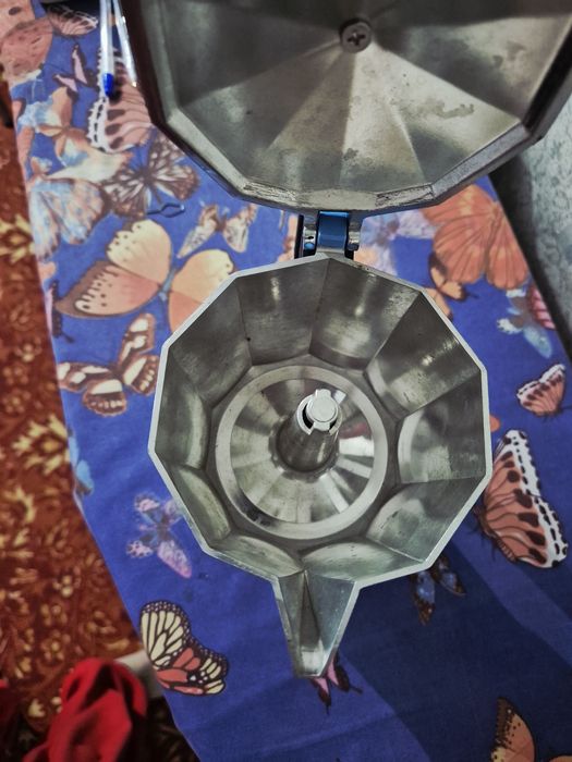 Кофеварка, гейзер, курка.