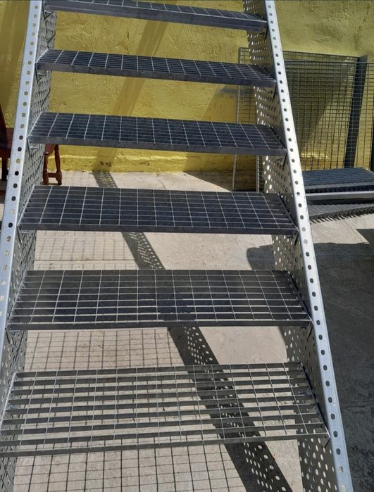 Vând scarii metalice zincate exterioare și pentru incendii , platforme