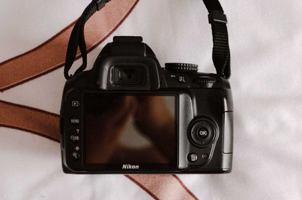 Pachet foto complet Nikon D5100 + Nikon D3000 + obiective (18-55mm și 55-200mm)