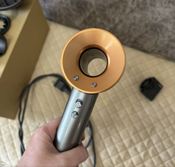 Продаю фен Dyson
