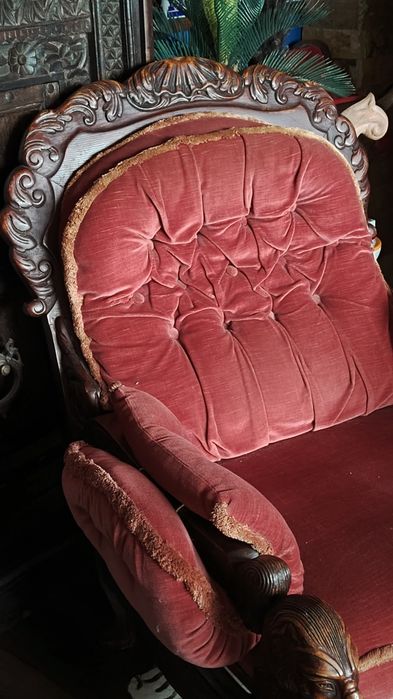 Dulap sculptat lemn masiv și fotoliu renastere