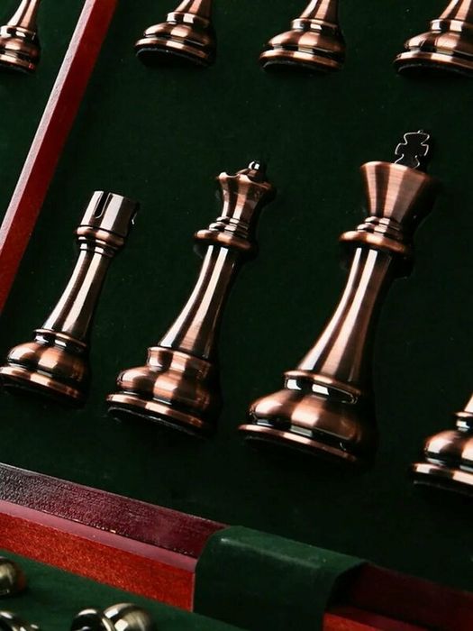 Сувенирные профессиональные шахматы в подарочном кейсе для хранения 52
