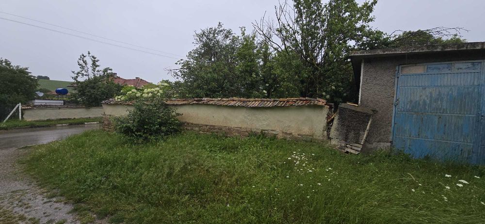 Продавам къща с двор